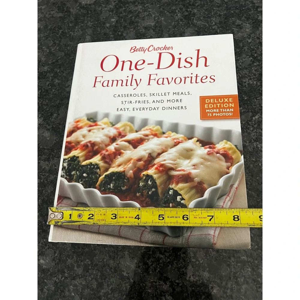 Betty‎ Crocker One Dish Family Favorites Cookbook Casseroles Skillet Meals 2006
